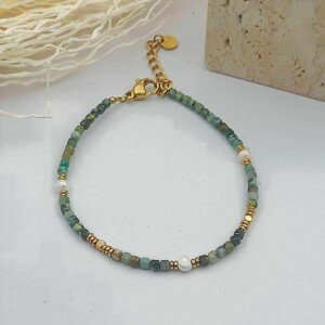 Bracelet petites pierres vertes cubiques d'environ 1 mm, trois perles blanches de 2 mm et intercalaires dorés.
