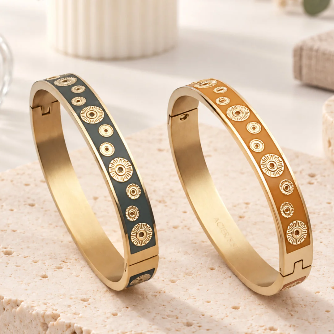 Deux bracelets joncs émaillés femme kaki et marron terracotta avec rosaces dorées